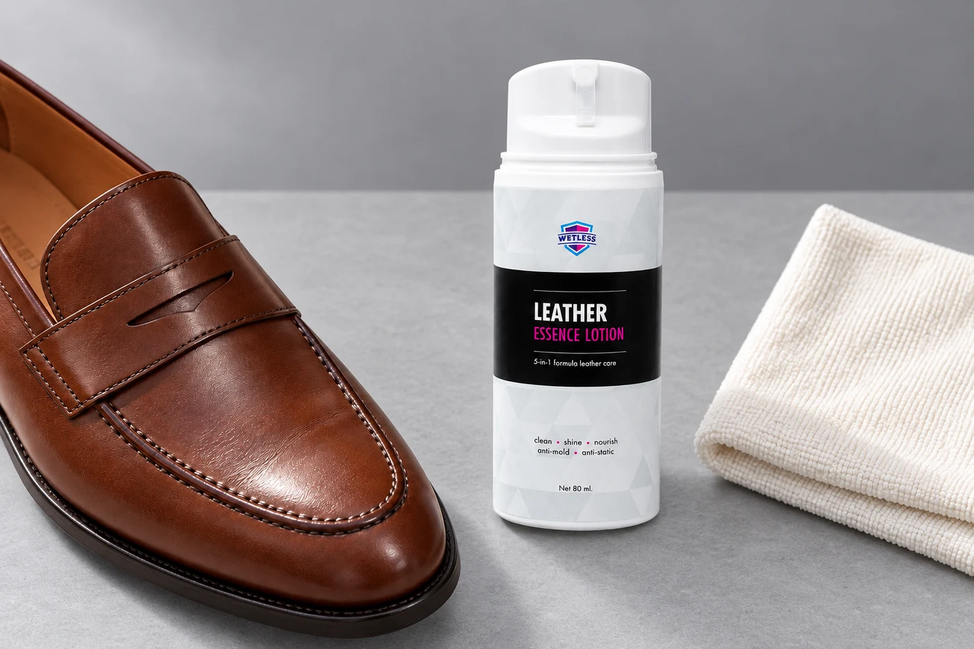 ภาพประกอบ Leather Essence พร้อมรองเท้าหนังเรียบและผ้านุ่ม
